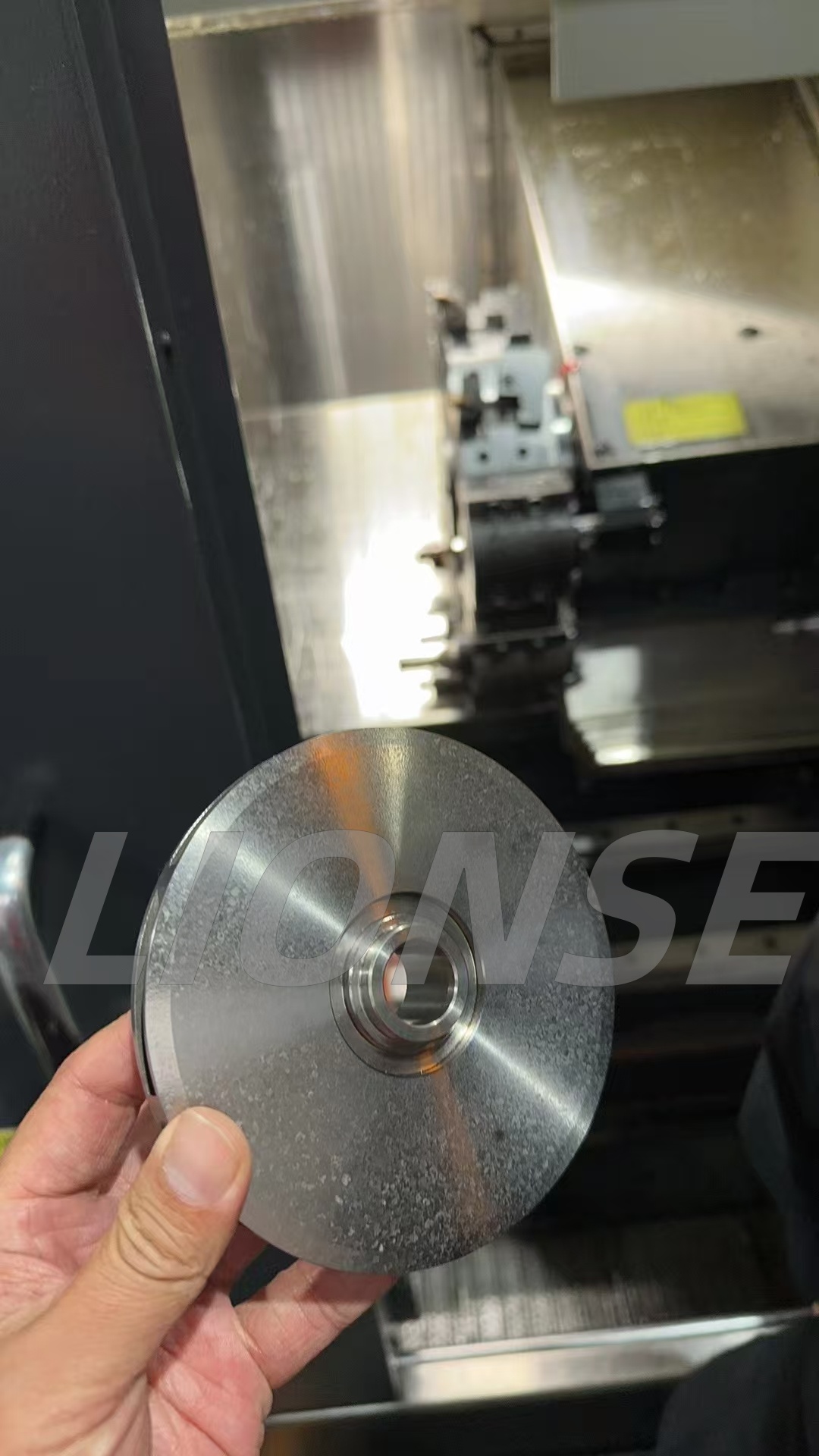 Các ứng dụng của hợp kim titan trong ngành công nghiệp ô tô là gì?