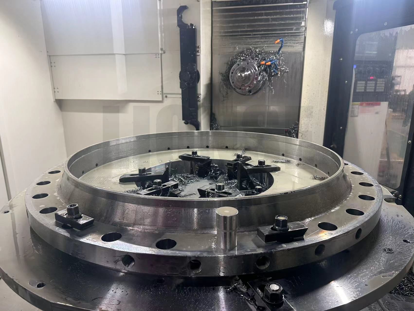 Làm thế nào để đảm bảo độ thẳng đứng của lỗ khi khoan mặt bích có đường kính lớn?