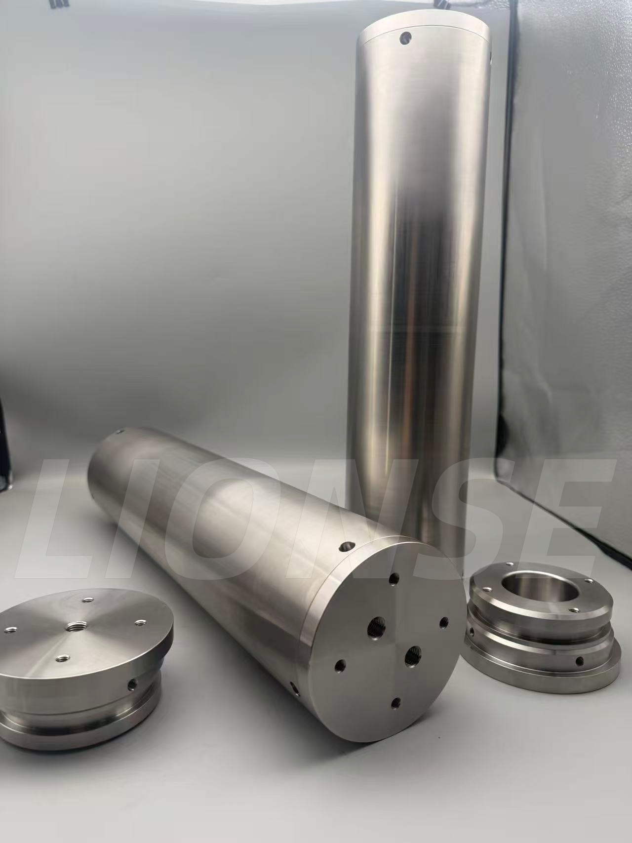 Tại sao một số người lại chọn thép không gỉ thay vì hợp kim titan cho lớp vỏ ngoài của cabin kín dùng trong thám hiểm biển sâu?