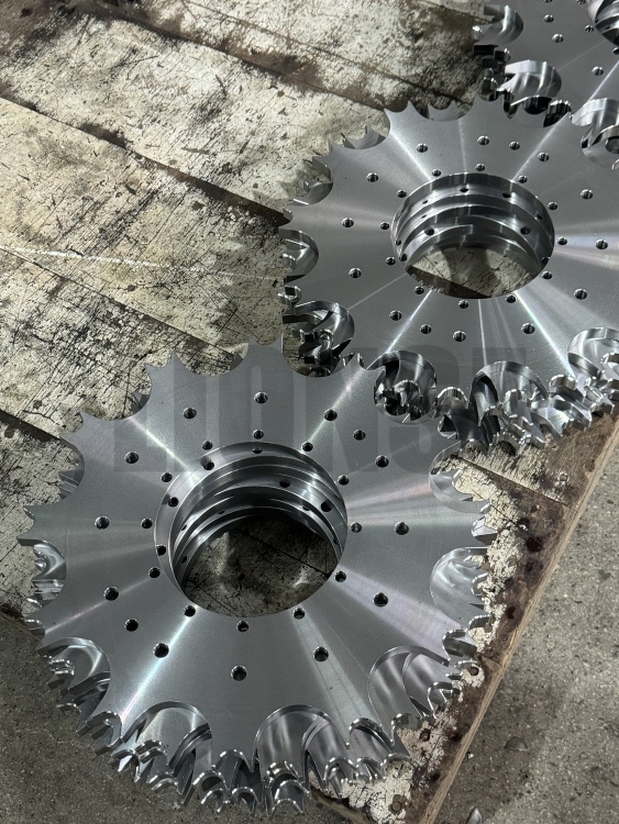 Chức năng chính của bánh xích trong thiết bị cơ khí là gì?